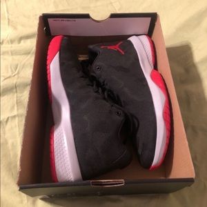 Jordan B Fly Black/University red-wolf grey - 7y